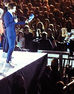 one direction,1d,1d glasgow 26.02.13,take me home tour,harry styles,niall horan, gif
