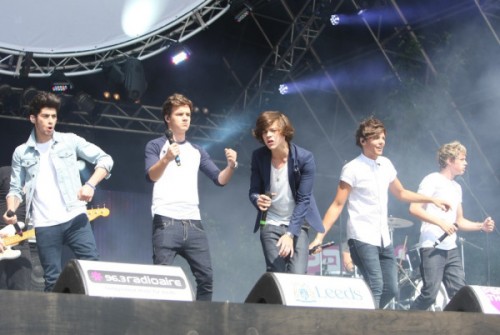 one direction,1d,harry styles,liam payne,louis tomlinson,niall horan,zayn malik,1d in leeds,1d a leeds,1d 07 22 12,1d 22 07 12,1d party in the park,1d pitp,1d performing at party in the park,1d with fan,harry with a fan,liam with a fan,louis with a fan,niall with a fan,zayn with a fan,harry con una fan,liam con una fan,louis con una fan,niall con una fan,zayn con una fan,1d pinp leeds,1d party in the park leeds,liam new hair style,liam new haircut,liam nuovo taglio di capelli,liam nuova acconciatura