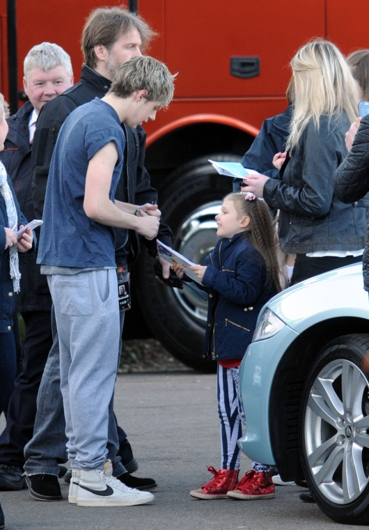 one direction, 1d, 1d glasgow 27.02.13, niall horan, fans