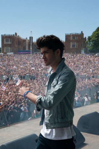 one direction,1d,harry styles,liam payne,louis tomlinson,niall horan,zayn malik,1d in leeds,1d a leeds,1d 07 22 12,1d 22 07 12,1d party in the park,1d pitp,1d performing at party in the park,1d with fan,harry with a fan,liam with a fan,louis with a fan,niall with a fan,zayn with a fan,harry con una fan,liam con una fan,louis con una fan,niall con una fan,zayn con una fan,1d pinp leeds,1d party in the park leeds,liam new hair style,liam new haircut,liam nuovo taglio di capelli,liam nuova acconciatura